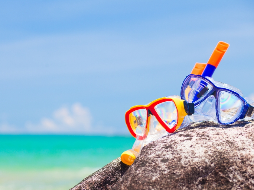 Маска, ласты и оборудование для дайвинга на фоне моря