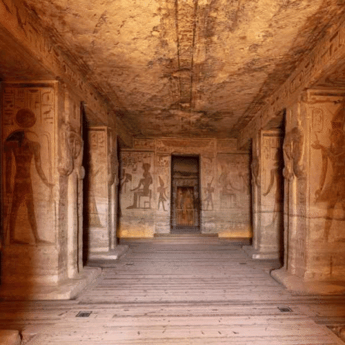 Hypostyle_hall_of_the_temple_of_Hathor_at_Dendera